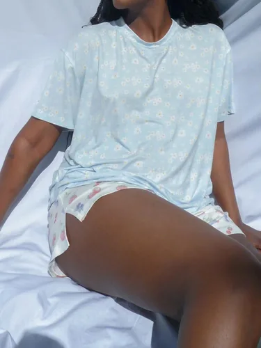 Vista 2 de Seyurigaoka Conjunto de pijama floral de 2 piezas para mujer, camiseta de manga corta de gran tamaño, pantalones cortos con abertura lateral