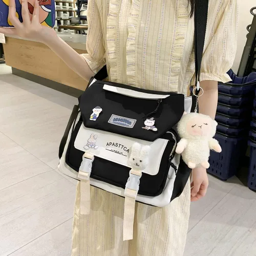 Vista 2 de Juoxeepy Bolsa de mensajero estética con colgante de relleno y pines, bolsa cruzada Kawaii para mujeres y niñas, bolsa de mensajero escolar