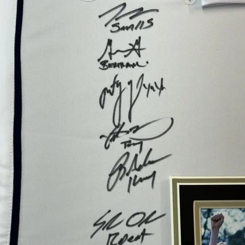 Vista 2 de Camiseta de béisbol blanca enmarcada autografiada/firmada de la película The Sandlot 35x39 6x firmas de miembros del reparto Beckett BAS COA