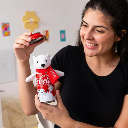 Vista 3 de ¡Latas de Coca-Cola Pop! Muñeco de peluche de 5" rellenable de 12oz en lata - El personaje variará - ¡Colecciónalos todos!
