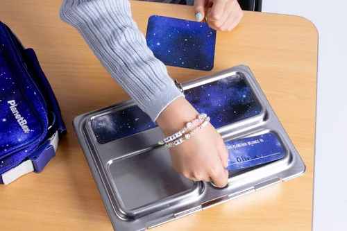 Vista 5 de PlanetBox Launch - Kit de caja de almuerzo estilo Bento de acero inoxidable para niños y adolescentes con 3 compartimentos – Edición Stardust