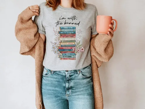 Vista 5 de I'm with The Banned Shirt - Camiseta de nerd de lectura con texto en inglés I'm with The Banned, Real
