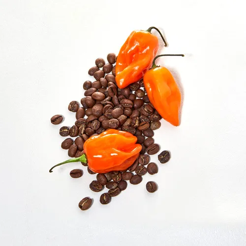 Vista 5 de Queen Majesty Paquete variado de salsa picante – Destacado en Hot Ones – Scotch Bonnet & Jinger, Habanero Rojo y Café Negro, Tequila Jalapeño