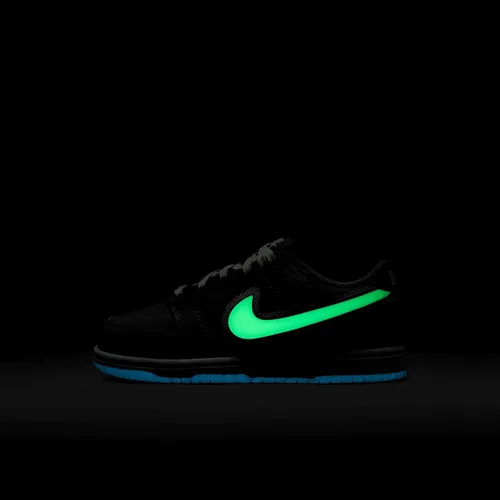 Vista 126 de Nike Kid's Dunk Low Sneaker