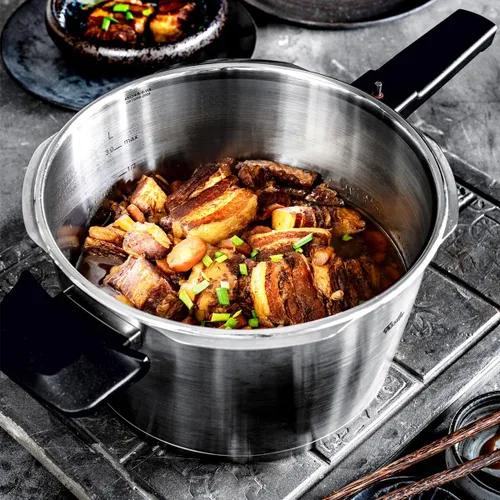 Vista 2 de Fissler Vitaquick Premium - Juego de 2 piezas, sartén a presión de 2.6 cuartos de galón y olla a presión de 4.8 cuartos de galón