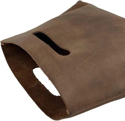 Vista 4 de Hide & Drink, Bolso minimalista hecho a mano de cuero de grano completo y piel de oveja