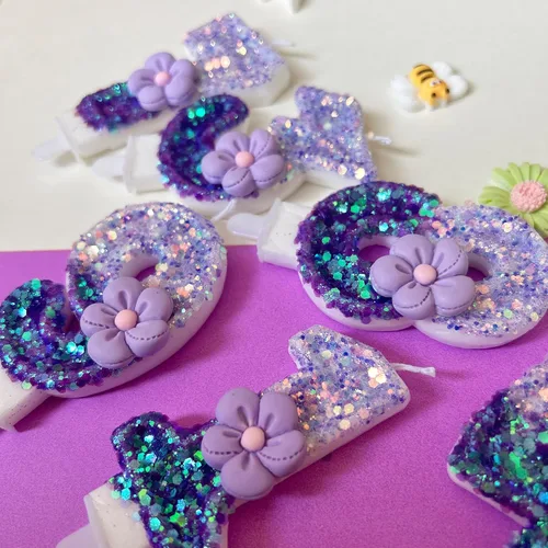 Vista 4 de Velas número 0, velas de cumpleaños con número de flor morada para pastel, velas de números morados que crean un ambiente romántico y cálido