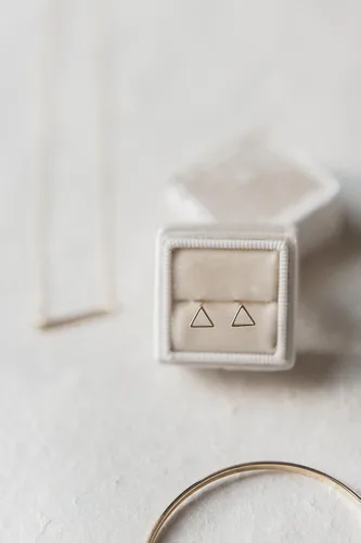 Vista 6 de HONEYCAT Aretes de tuerca con diseño de triángulo en oro, oro rosa o plata Joyería minimalista y delicada
