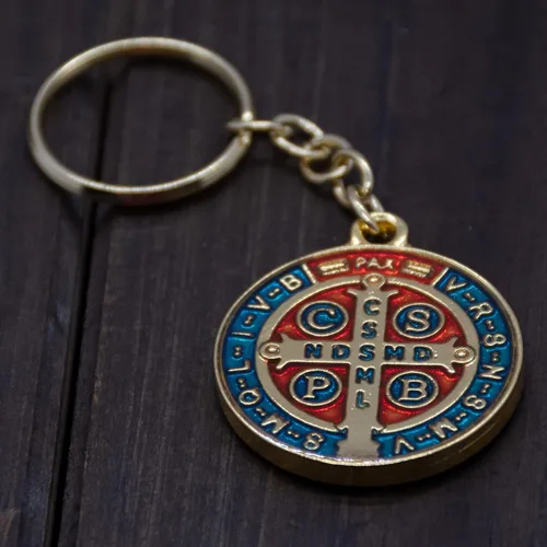 Vista 2 de Medalla de San Benito - Llavero de metal en tono dorado Detalles de resina azul y roja Patrón de los estudiantes Gran regalo católico
