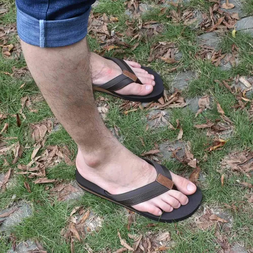 Vista 6 de KuaiLu - Sandalias de pata de gallo para hombre con soporte para el arco y plantilla de piel usada para tapetes de yoga