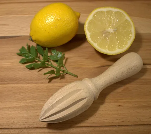 Vista 3 de efo Exprimidor de limón de madera - Exprimidor de cítricos y exprimidor de mano - Escariador de madera Good Grips para limones, limas y naranjas
