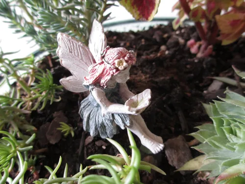 Vista 2 de Pelo rojo miniatura jardín hada Amie sentado con hoja