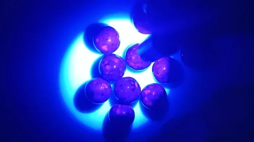 Vista 6 de Linterna UV Mini E2A 395nm, Luz Ultravioleta Recargable en Llavero, Luz Negra Profesional para Curación de Resina, Detector de Orina de Mascotas