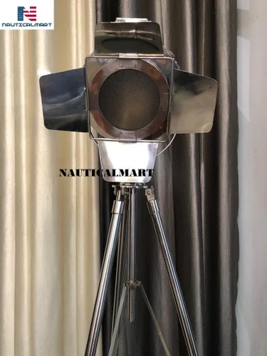Vista 2 de Enorme Vintage Designs Lámpara de pie ajustable para teatro con trípode - Lámpara de pie náutica industrial con acabado cromado