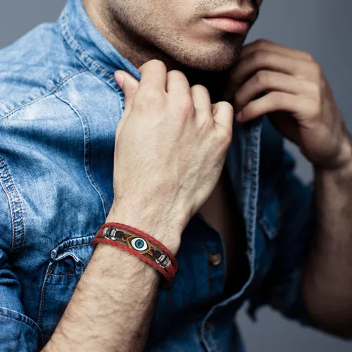 Vista 2 de COOLSTEELANDBEYOND Pulsera de tres filas de cuentas de cuero contra el mal de ojo para hombre y mujer