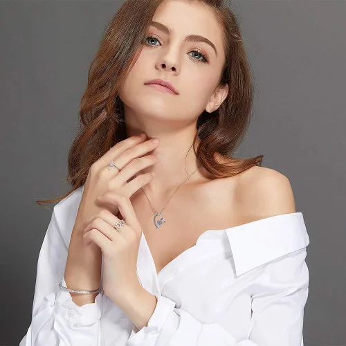 Vista 4 de Collar con corazón colgante de plata de ley y chapado de oro blanco de 14K