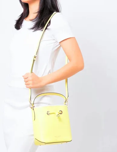 Vista 2 de Kate SPADE - Bolso de mano de EVA con forma de cubo pequeño y piel sintética, Limelight, S