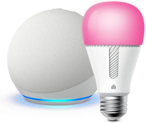 Vista 2 de Echo Dot (5ª generación, versión 2022) en paquete Glacier White con bombilla de color inteligente TP-Link Kasa