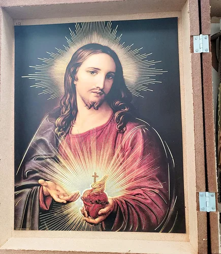 Vista 2 de Vela para Primera Comunion de Nino con Caja de Madera del Sagrado Corazon de Jesus con 12 Servilletas
