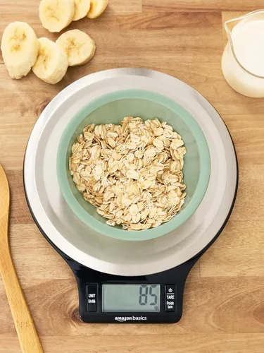 Vista 3 de Amazon Basics - Báscula de cocina digital con pantalla LCD, pilas incluidas, pesa hasta 11 libras, negra y de acero inoxidable