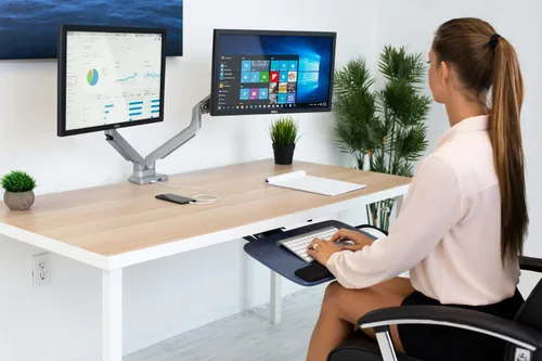 Vista 2 de Mount-It! Soporte de escritorio para monitor dual con puertos USB 3.0, soporte de monitor dual de movimiento completo para 2 pantallas de hasta 32