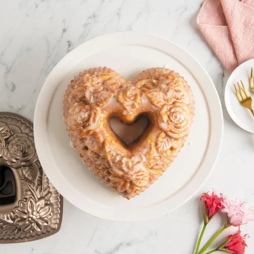 Vista 4 de Nordic Ware Wildflower Heart Bundt, 6 tazas, caramelo