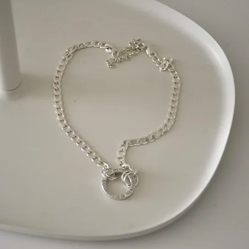 Vista 8 de Collar de gargantilla en plata 950 o chapado en oro con luna tallada a mano o dije circular, con diferentes cadenas y extensiones para ajustarlo