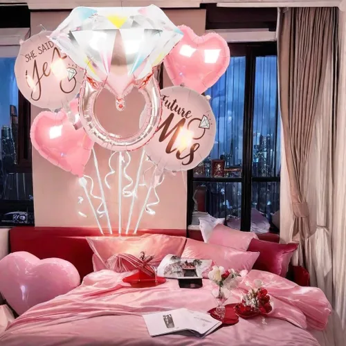 Vista 3 de Juego de 5 globos de papel de aluminio de corazón rosa para el día de San Valentín: anillo de diamantes, «She Said Yes», «Future Mrs», corazones