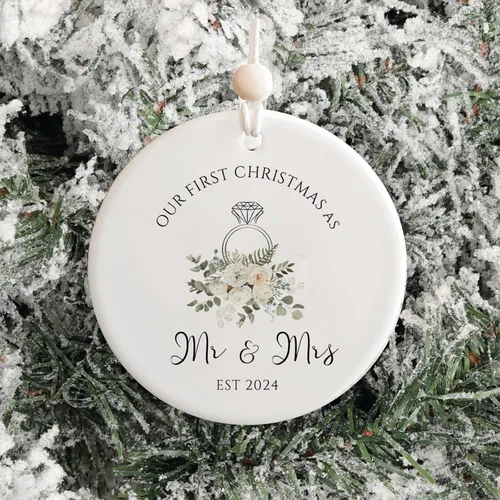 Vista 2 de Adorno de Navidad con texto en inglés "Our First Christmas Just Married", regalo de boda único para recién casados, adorno de Navidad de Mr & Mrs