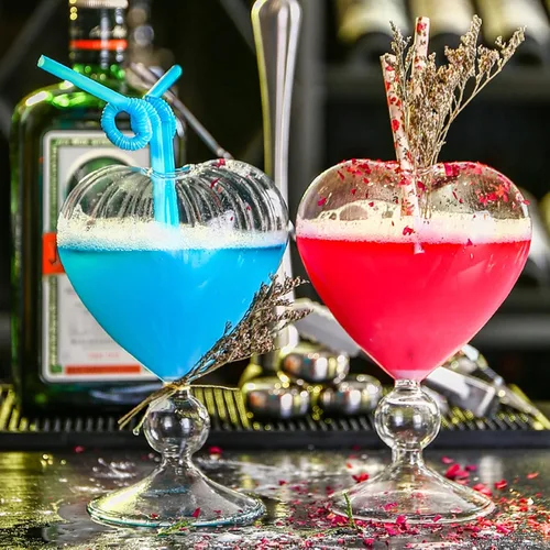 Vista 4 de BestAlice 2 vasos de Martini de vidrio de cóctel, 8 onzas, copas de cóctel creativas en forma de corazón con pajilla, copa romántica de cristal