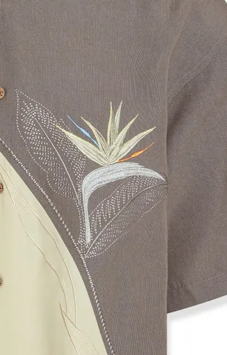 Vista 3 de Bamboo Cay Camisa de campamento bordada hawaiana tropical con flores crecientes para hombre