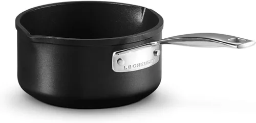 Vista 4 de Le Creuset Cacerola antiadherente endurecida Pro Open con boquillas de doble vertido, 1.7 cuartos de galón.