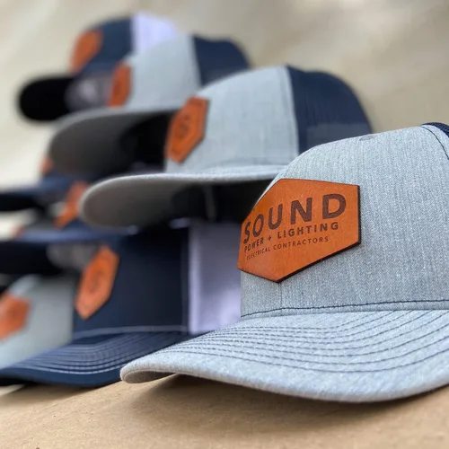 Vista 9 de Gorra de béisbol personalizada con parche de cuero de camionero de estilo 112 para hombres y mujeres, gorra de béisbol estructurada de 6 paneles