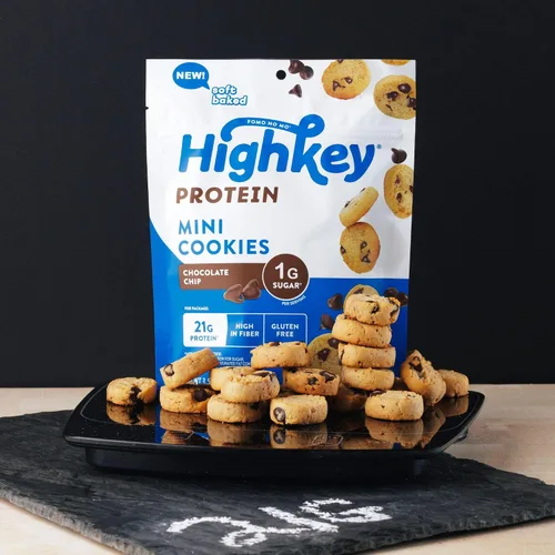 Vista 9 de HighKey Galletas con chispas de chocolate con proteínas, bajas en azúcar, alto en proteínas, paquete de 3, 2.25 onzas, galletas bajas