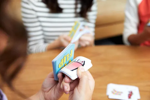 Vista 2 de Mattel Games Juego de cartas PIC FLIP con 110 cartas en una lata decorativa, es un gran juego para niños de 7 años en adelante