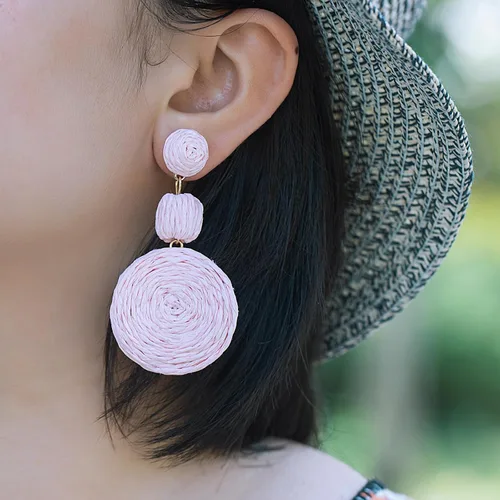Vista 4 de Statement Raffia - Aretes redondos de bola colgantes de rafia, bonitos aretes bohemios hechos a mano para el verano para mujer