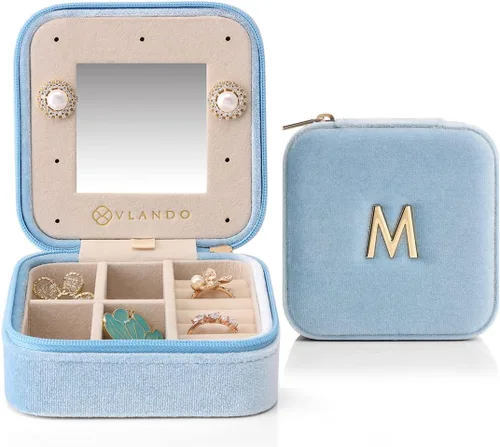 Vista 2 de Vlando - Joyero pequeño para viajes, estuche organizador de exhibición para guardar anillos, aretes y collares, terciopelo suave seleccionado, letra