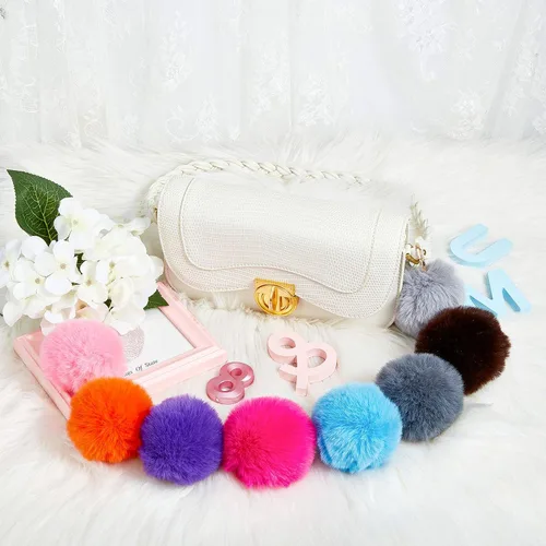 Vista 3 de Hicarer 60 Piezas Llaveros Coloridos con Pompones Bolas Esponjosas Llavero de Bolsa Llavero de Piel Sintética Regalos de Fiesta de Navidad a Granel