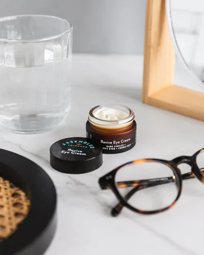 Vista 4 de ASSEMBLED Revive Crema de ojos (0.5 oz), tratamiento multivitamínico con cafeína; sin fragancia; sin parabenos