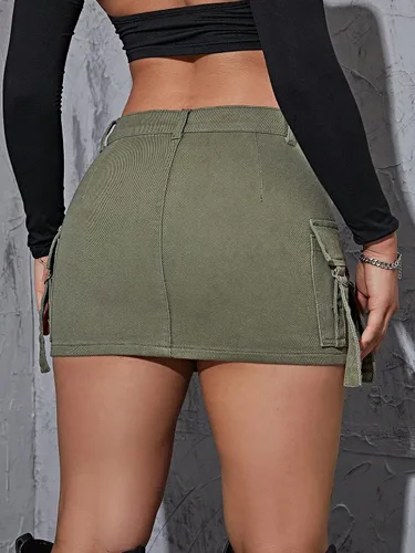 Vista 2 de WDIRARA Minifalda de mezclilla tipo cargo con solapa y hebilla de cintura alta y botones para mujer