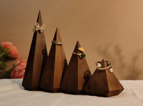Vista 3 de GemeShou Soporte de anillo de madera pequeño de nogal, 4 piezas para vender anillos de madera para joyería Cono de soporte de anillo pirámide