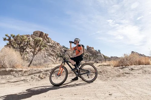 Vista 2 de CamelBak Podium Bike - Botella de agua de 24 onzas, color negro Secure Hydration Across Terrain, Fast Hydration Without Leaks, Effortless Squeeze