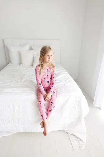 Vista 20 de Posh Peanut Pijamas para niñas, suaves, de viscosa de bambú para niños, pijamas a juego de manga larga para niñas