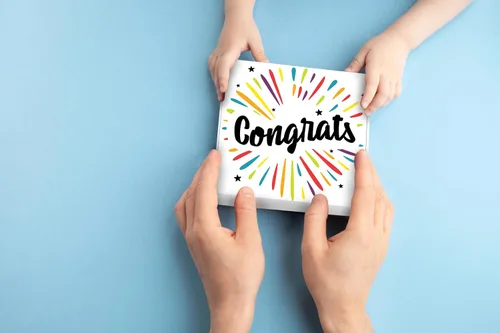 Vista 3 de Paquete de 4 cestas de regalo de felicitaciones para niños, hombres, mujeres, amigos de graduación Sin frutos secos, Kosher