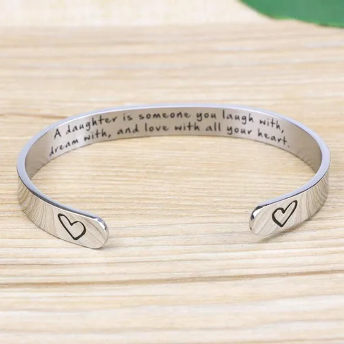Vista 4 de Pulseras anchas y abiertas con mensaje grabado para madre e hija, regalos de Navidad para ella