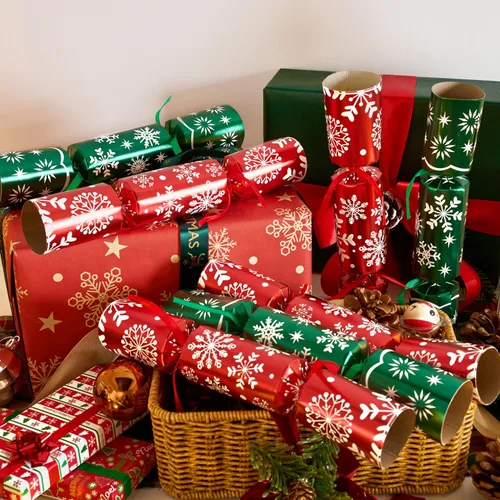 Vista 8 de JOYIN 10 unidades de recuerdo de fiesta de Navidad sin enganche, recuerdo de mesa de copo de nieve rojo y verde, incluye sombrero de fiesta, bromas
