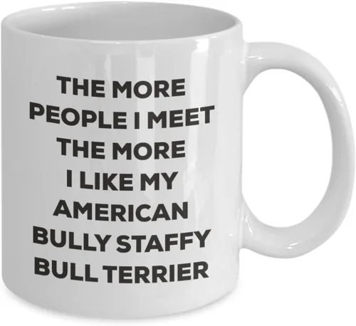 Vista 2 de Taza de café divertida con texto en inglés "The more people I meet the more I like my American Bully Staffy Bull Terrier", diseño de amante