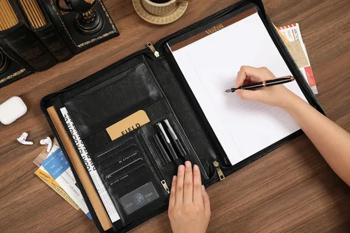 Vista 3 de Portafolio de cuero para iPad Pro/Air de 13/12.9/11 pulgadas, soporte de cuero grabado con soporte para iPad para bloc de notas tamaño carta Negro