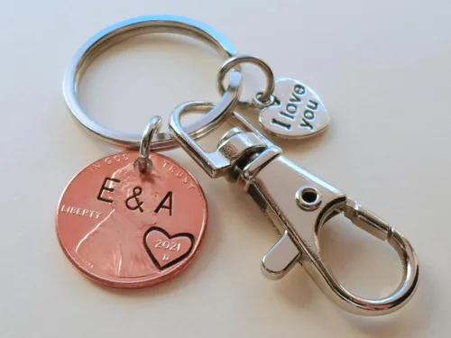 Vista 7 de Custom Hand Stamped 2 Personalized Penny Keychains, Anniversary Gift, Husband Wife Key Chain, Boyfriend Girlfriend Gift, Customized Couples Keychains