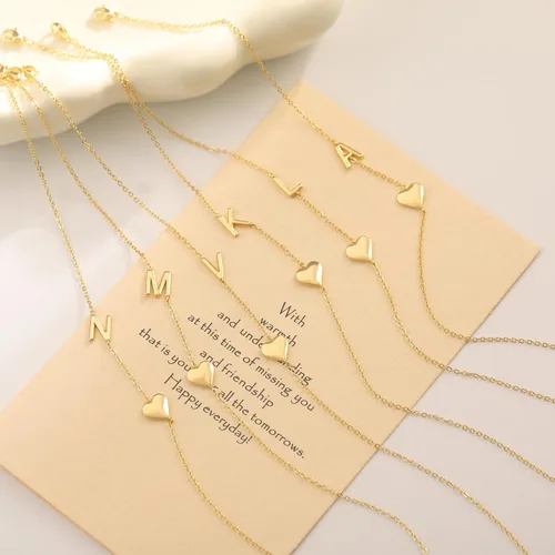 Vista 6 de TOBENY Collar con inicial lateral para mujer, delicado collar de gargantilla con letra de corazón, chapado en oro de 14 quilates, collar